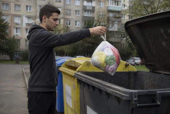 Nesăbuit! Un bărbat a aruncat din greșeală punga cu pungi din casă