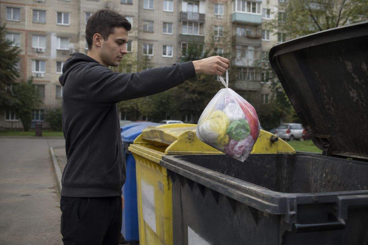 Nesăbuit! Un bărbat a aruncat din greșeală punga cu pungi din casă