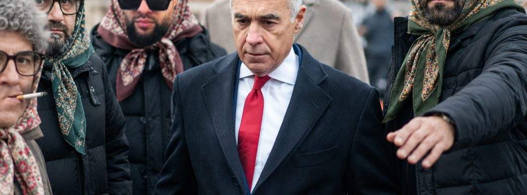Ca să nu mai iasă aşa tare în evidenţă la piaţă, bodyguarzii lui Georgescu se vor deghiza în babe