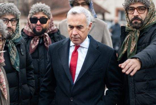 Ca să nu mai iasă aşa tare în evidenţă la piaţă, bodyguarzii lui Georgescu se vor deghiza în babe