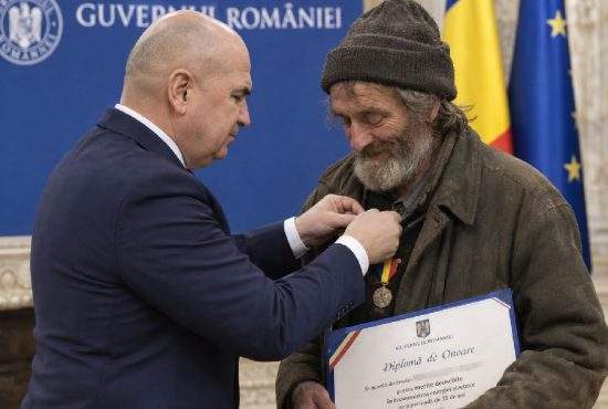 Un boschetar a fost decorat de Bolojan că n-a mai aprins niciun bec de 25 de ani