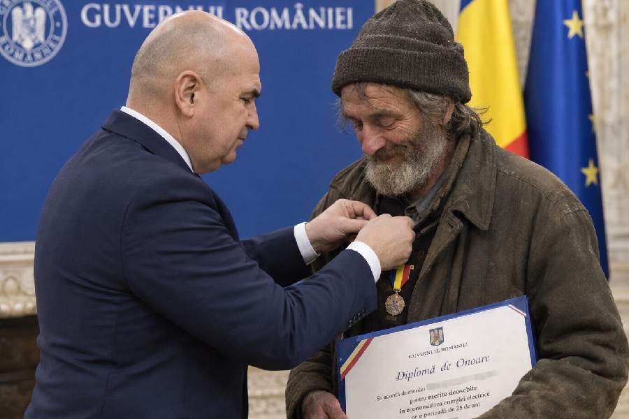 Un boschetar a fost decorat de Bolojan că n-a mai aprins niciun bec de 25 de ani
