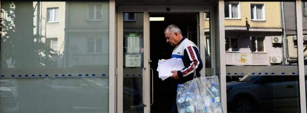 Vrei credit? Băncile acceptă la venituri și peturile pe care le găsești zilnic prin tomberoane