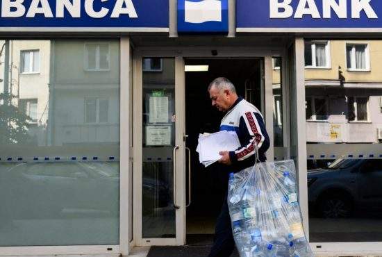 Vrei credit? Băncile acceptă la venituri și peturile pe care le găsești zilnic prin tomberoane