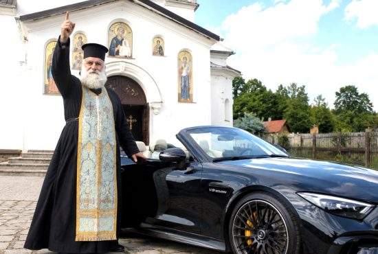 Schismă în BOR. Un preot refuză să se roage pentru ploaie, că are decapotabilă