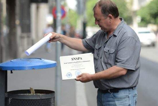 Avertisment! Diplomele de studii nu trebuie aruncate la gunoi, ci reciclate selectiv