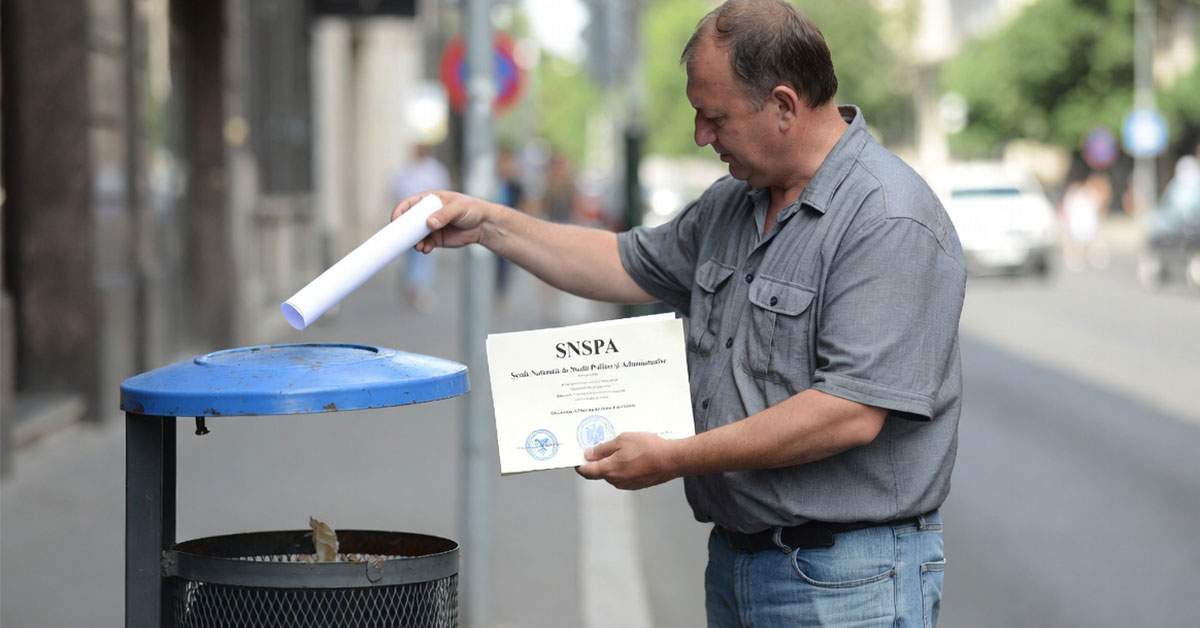 Avertisment! Diplomele de studii nu trebuie aruncate la gunoi, ci reciclate selectiv