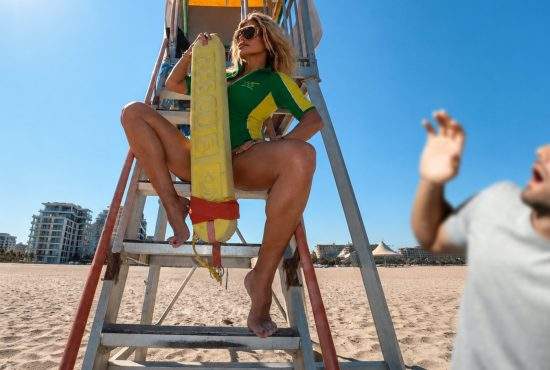 Zi uşoară pentru salvamari: Loredana a alungat toţi turiştii cu un pictorial sexy pe plajă