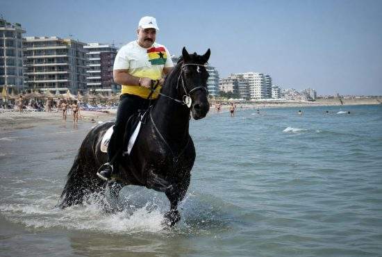 Barosan adevărat! Aflat la mare, Nuţu Cămătaru intră în apă călare, ca să nu se ude