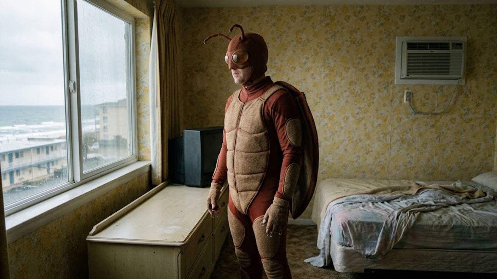 Un turist muşcat de o ploşniţă radioactivă într-un hotel din Jupiter a devenit Omul-Ploşniţă