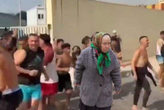 Sute de pensionari din România găsiți la coada de migranți din Ceuta, erau curioși ce se dă