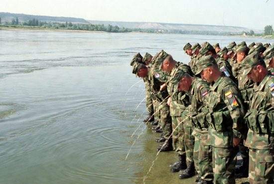Stare de urgență! Armata mobilizează rezerviștii să se pișe în Dunăre pentru creșterea debitului