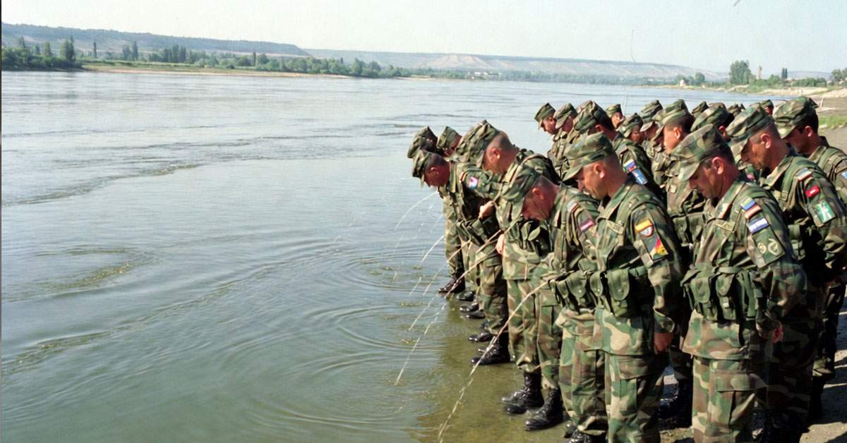 Stare de urgență! Armata mobilizează rezerviștii să se pișe în Dunăre pentru creșterea debitului