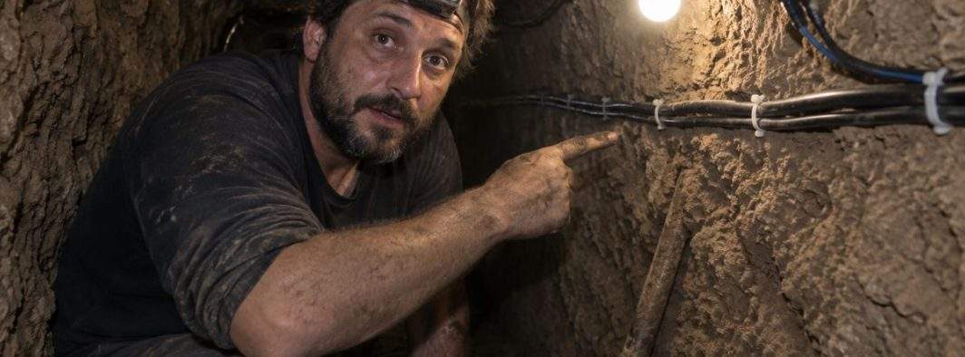 Un român trage curent de la bulgari prin tunelul prin care sustrăgea mâncare de la all inclusive