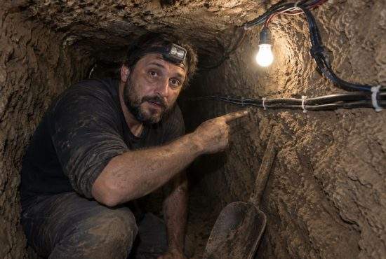 Un român trage curent de la bulgari prin tunelul prin care sustrăgea mâncare de la all inclusive