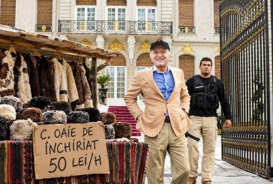 Becali a închiriat sute de cojoace şi căciuli protestatarilor care voiau să se dea ciobani