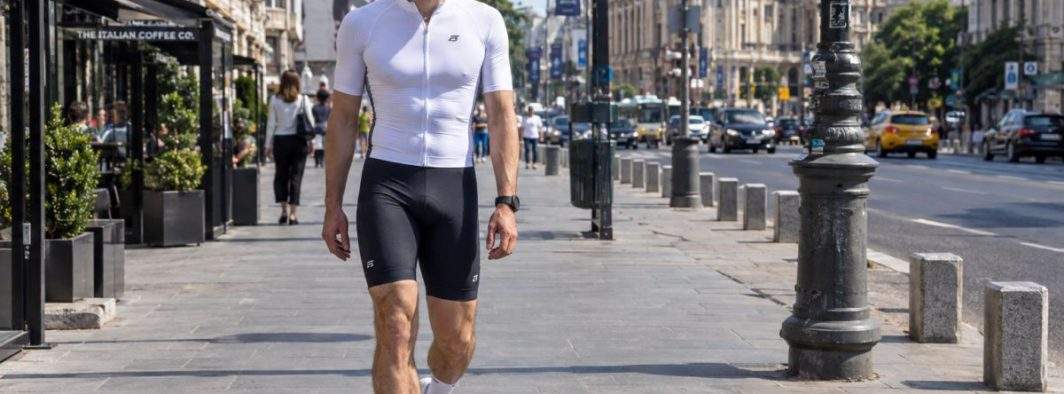 Inexplicabil! Un bărbat poartă zilnic colanți și tricou mulat deși nu are bicicletă