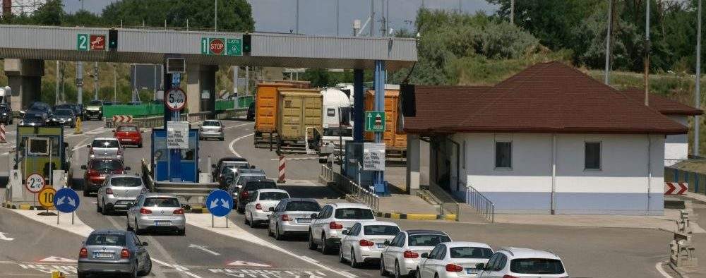 Concesie! Se va păstra o gheretă la Fetești, ca să poată sta idioții la coadă și după scoaterea taxei de pod