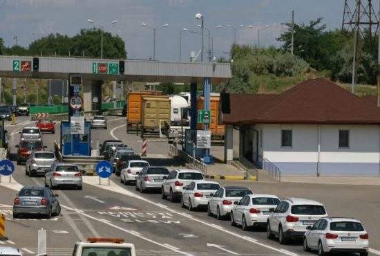 Concesie! Se va păstra o gheretă la Fetești, ca să poată sta idioții la coadă și după scoaterea taxei de pod