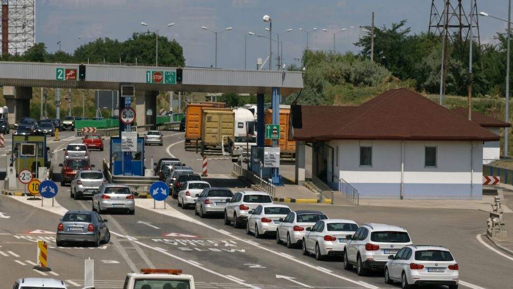 Concesie! Se va păstra o gheretă la Fetești, ca să poată sta idioții la coadă și după scoaterea taxei de pod