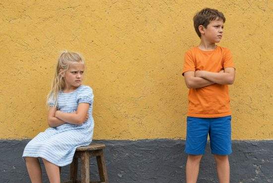 Doi copii nu-și mai vorbesc de trei luni pentru că se joacă de-a mama și de-a tata