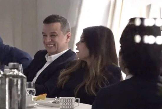 Am aflat de ce rânjea Grindeanu lângă ambasadoarea SUA: tocmai îi furase ceasul de la mână