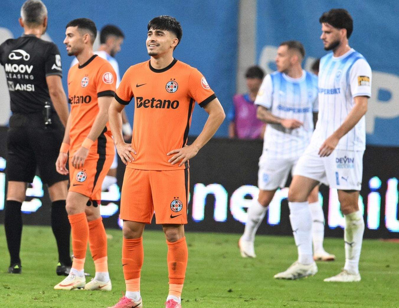 Jucătorii FCSB, ușurați că au pierdut cu 5-0 și nu cu 4-0: „Am scăpat de bancul cu patrula!”