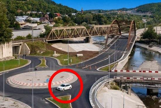 Noua centură Comarnic, blocată de 24 de ore de un șofer care nu știe să iasă din giratoriu