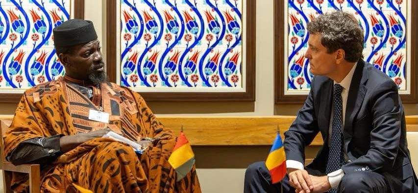 Ce păcălici! Nicușor nu s-a întâlnit cu niciun șef de stat în SUA, doar s-a pozat cu figurile lor de ceară de la muzeu