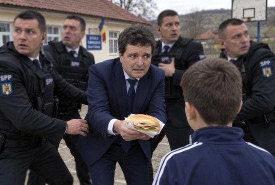 SPP, complet inutil! În vizită la şcoală, lui Nicuşor tot i-a furat sendvişul un golan dintr-a cincea