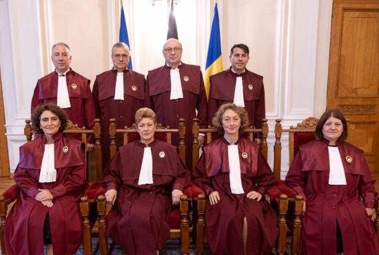 Ceilalți 8 judecători CCR au cerut salarii și mai mari, că vor și ei cu avionul privat