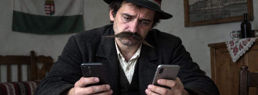 Părinţii din Secuime, obligaţi să stea pe DOUĂ grupuri de Whatsapp, unul în română şi unul în maghiară