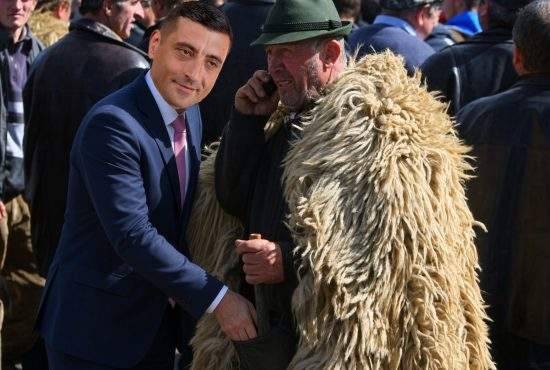 Solidar cu protestatarii! Simion a vrut să mulgă o oaie, dar din reflex a muls ciobanul