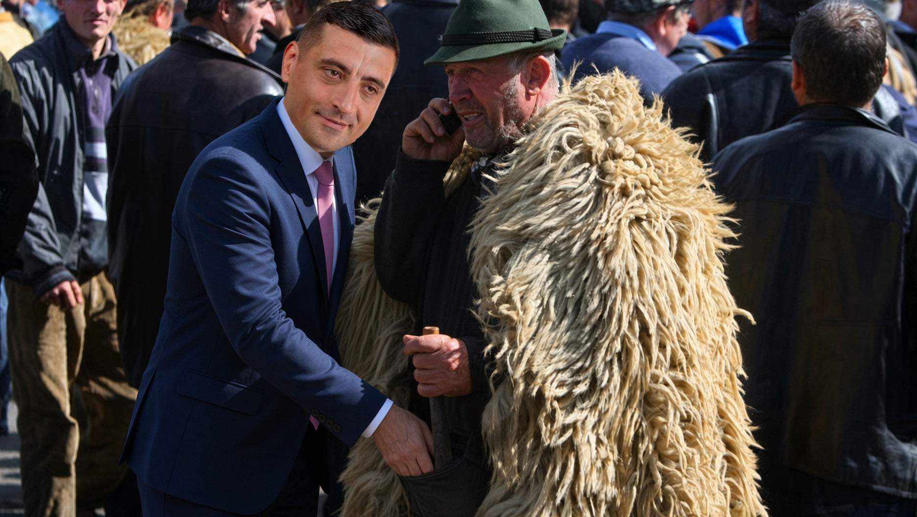 Solidar cu protestatarii! Simion a vrut să mulgă o oaie, dar din reflex a muls ciobanul