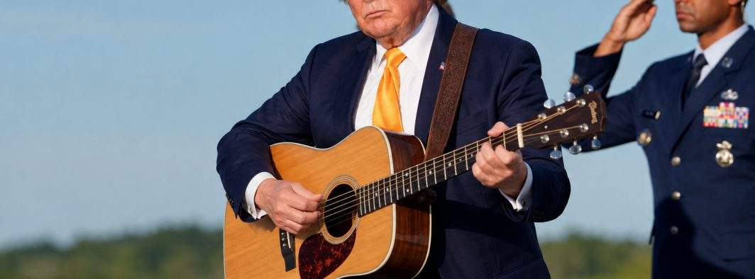 S-a senilizat de tot! Trump s-a vopsit brunet, şi-a luat chitară şi spune că el e adevăratul Nicolae Robu