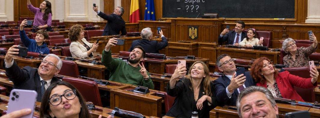 Idioţi din toată ţara se adună azi să stabilească pe ce cuvânt ne supărăm săptămâna asta
