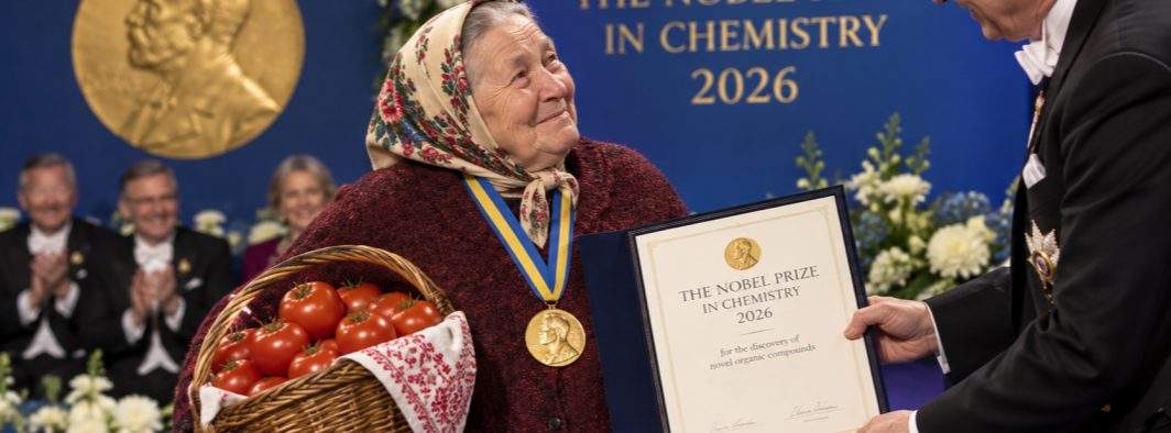 Dubios! O băbuţă din Obor care jură că nu stropeşte roşiile cu nimic tocmai a luat Nobelul pentru Chimie