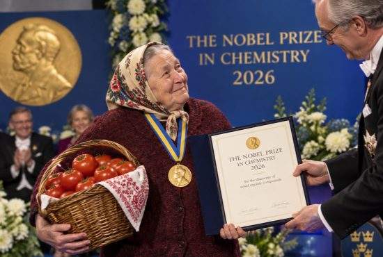 Dubios! O băbuţă din Obor care jură că nu stropeşte roşiile cu nimic tocmai a luat Nobelul pentru Chimie