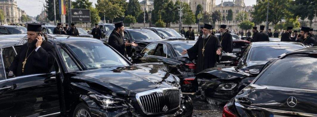 Iași! Carambol cu 37 de Maybach-uri conduse de preoți care merg spre Sf. Parascheva
