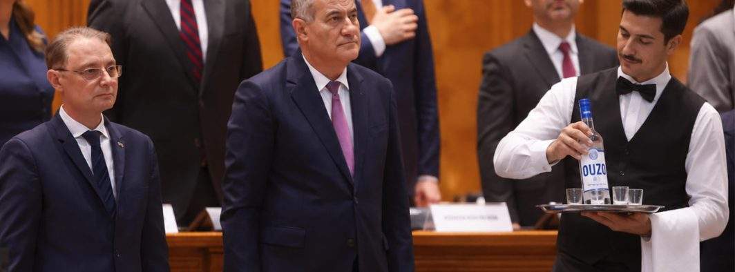 Chelner din Mykonos, băgat din greşeală în noul Guvern! Cine e Kostas, secretar de stat pentru tzatziki