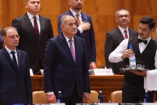 Chelner din Mykonos, băgat din greşeală în noul Guvern! Cine e Kostas, secretar de stat pentru tzatziki