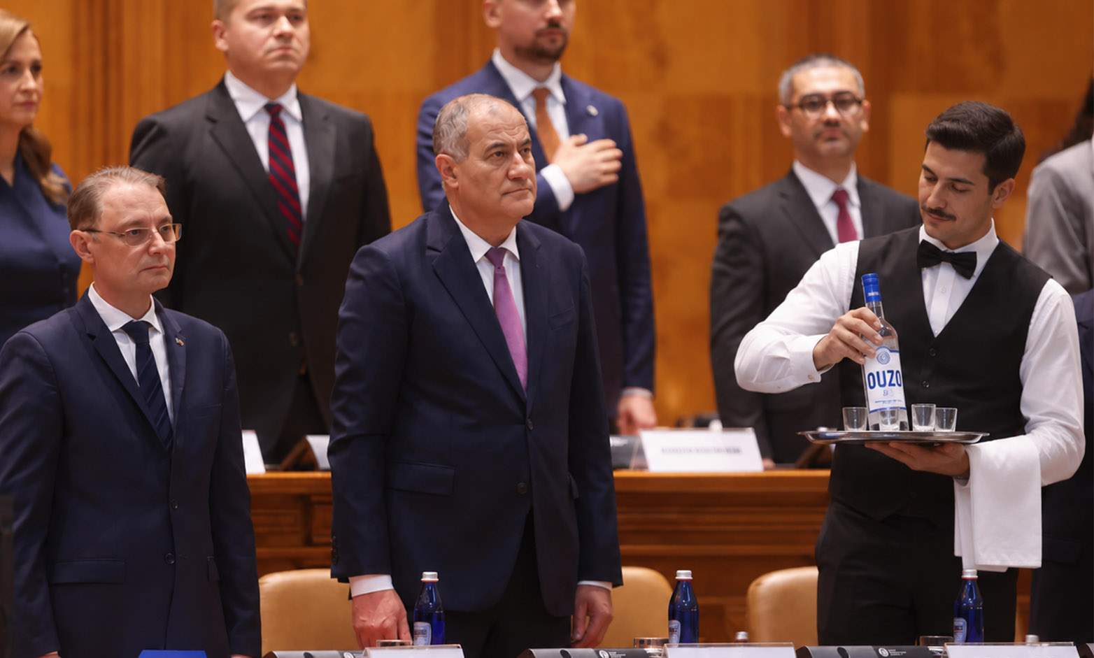 Chelner din Mykonos, băgat din greşeală în noul Guvern! Cine e Kostas, secretar de stat pentru tzatziki