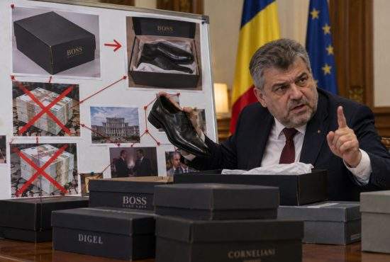 Un conspiraționist pesedist susține că în unele cutii de pantofi s-ar afla pantofi