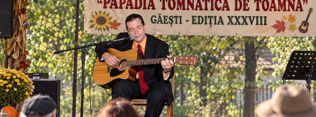 Război pe faţă: Ludovic Orban a cântat un cântec DEVASTATOR despre SRI la festivalul de folk din Găeşti