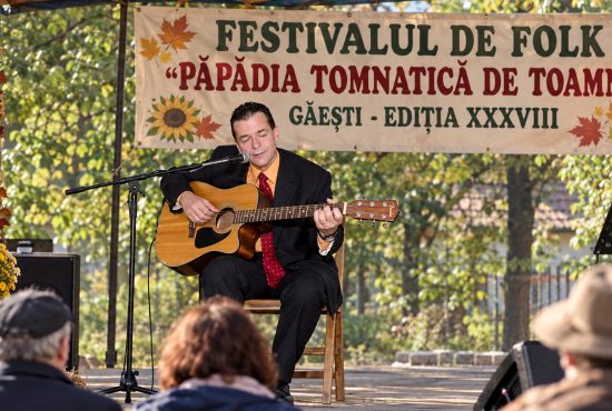 Război pe faţă: Ludovic Orban a cântat un cântec DEVASTATOR despre SRI la festivalul de folk din Găeşti