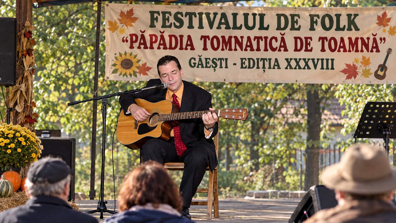 Război pe faţă: Ludovic Orban a cântat un cântec DEVASTATOR despre SRI la festivalul de folk din Găeşti