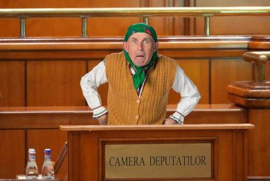 Mugur Mihăescu a venit azi la Parlament costumat în Leana şi îl acuză pe Garcea că e un porc misogin