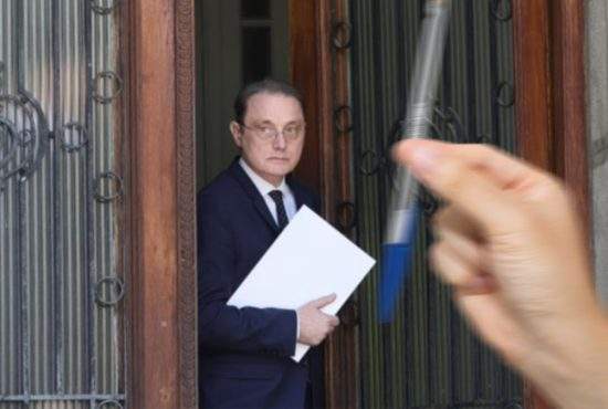 Niculescu nu poate semna lista miniştrilor propuşi pentru că unul dintre ei a furat deja pixul