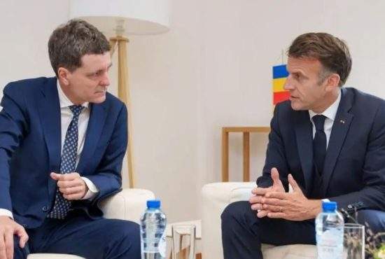 Situația din Franța, explicată. Macron e ca Nicușor Dan. Toată lumea îl urăște, dar el nu vrea să plece