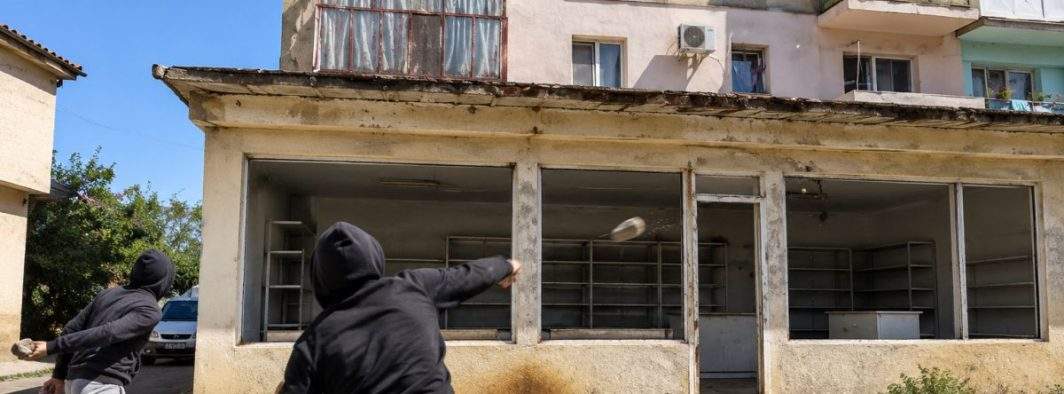Protest eșuat în Mizil! Au încercat să spargă geamul magazinului din oraș, dar n-avea geamuri